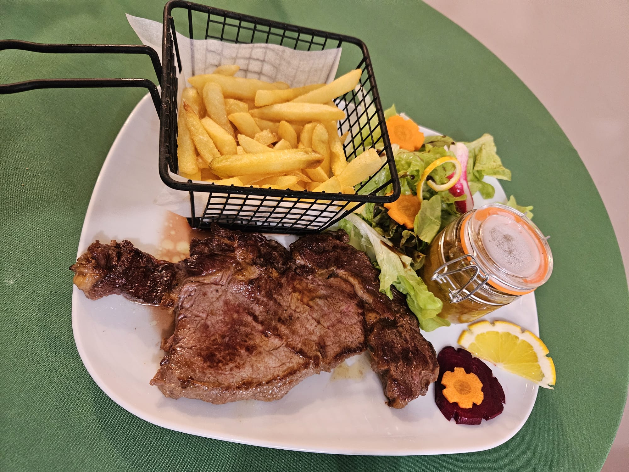 Entrecôte frites salade