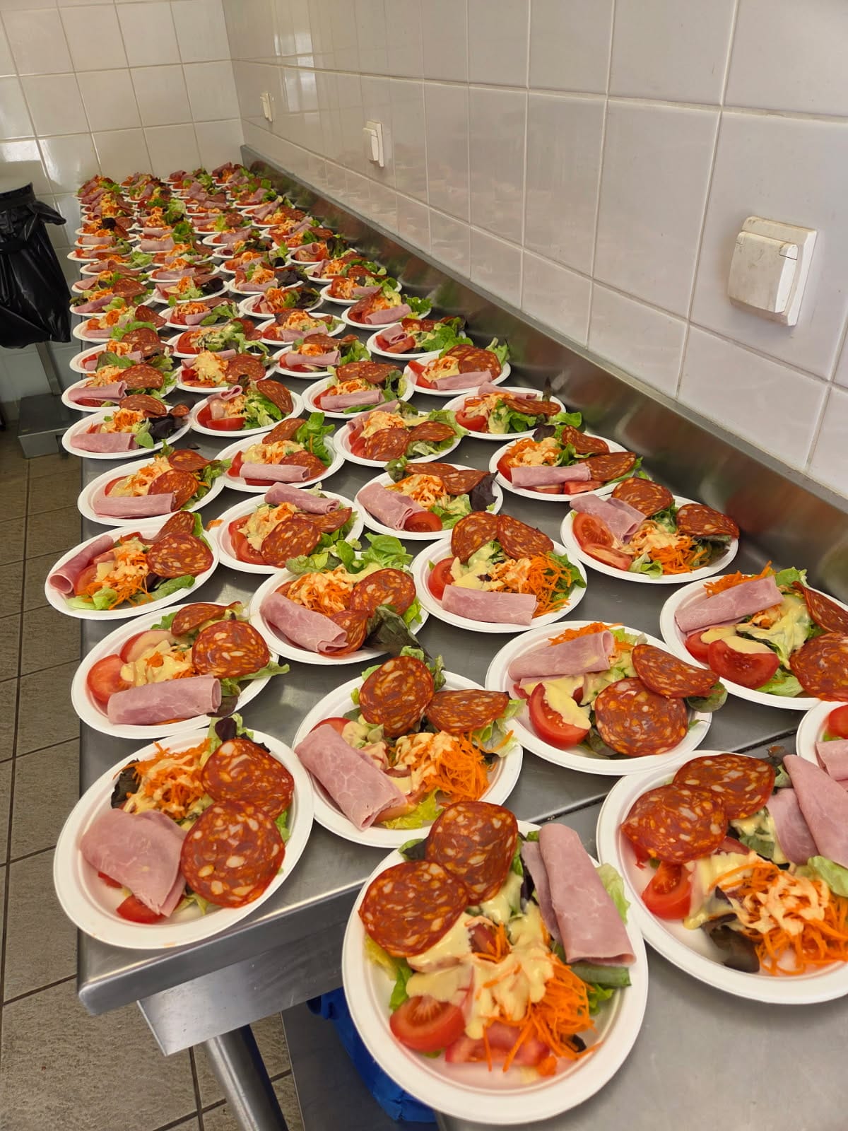 Préparation traiteur en cuisine